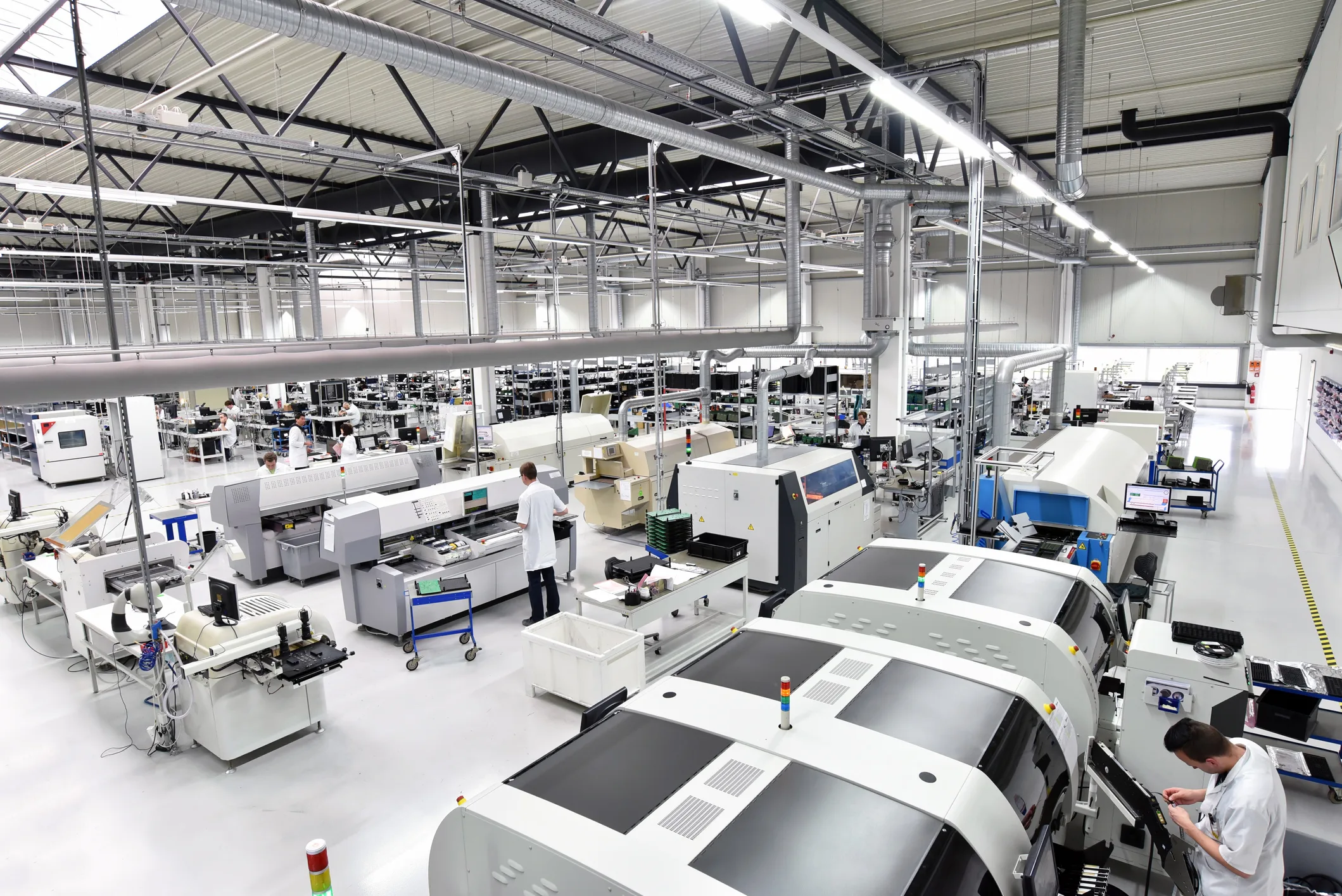 moderner Industriebetrieb für die Herstellung elektronischer Bauteile - Maschinenpark, Einrichtung und Ausstattung der Produktionshalle